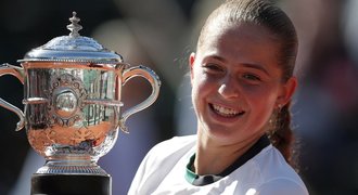 Šokující vítězka! Ostapenková zdolala Halepovou a ovládla French Open