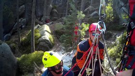 Záchrana zraněného lezce na stolové hoře Ostaš.