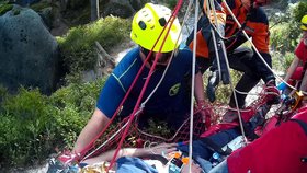 Záchrana zraněného lezce na stolové hoře Ostaš.