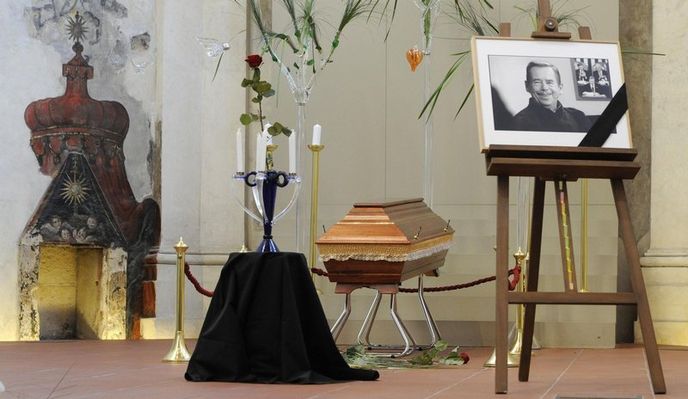 ostatky bývalého prezidenta Václava Havla byly vystaveny v Pražské křižovatce v pražské Zlaté ulici