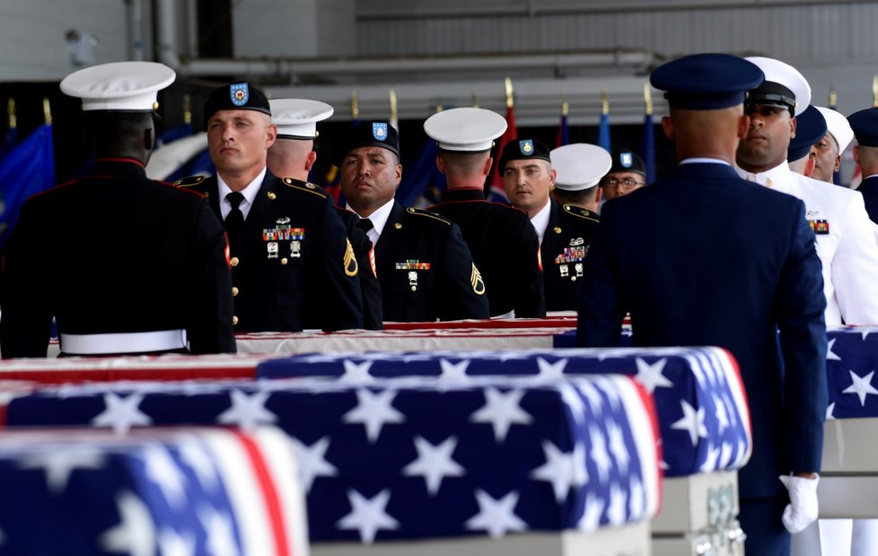 Ostatky více než padesáti padlých vojáků, které minulý týden od severokorejských úřadů převzali američtí vojenští činitelé, byly ve středu přepraveny na Havaj