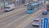 Chodec v Ostravě bezhlavě vběhl do cesty tramvaje! Narazil do vozu, spadl a zmizel