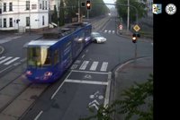 Po srážce s autem skončila tramvaj na chodníku: Drsné video! Létaly jiskry