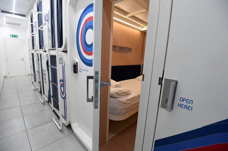 Ve standardním pokoji je na sebe nalepených osm kabin s postelí širokou 90 centimetrů a dlouhou dva metry.