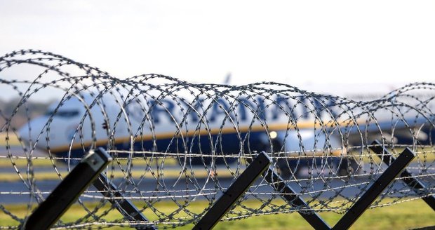 Rusové začali stavět ostnatý plot. Obeženou jím kus hranice s Polskem