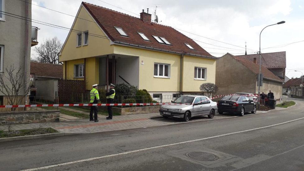 V Ostopovicích u Brna zasahuje policie. Syn (†44) tu měl zastřelit svou matku a pak spáchat sebevraždu.
