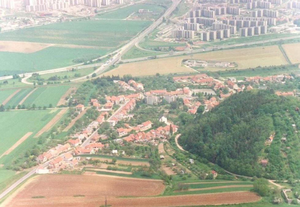 Ostropovice odděluje od Brna dálnice, na kraj metropole je to necelý kilometr.