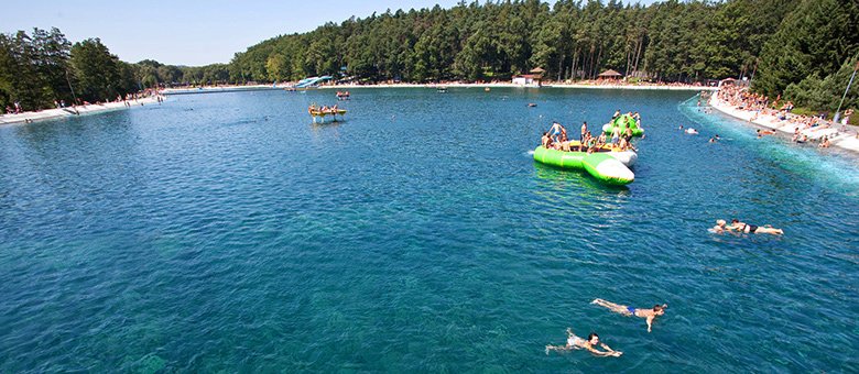 Jedno z největších přírodních koupališť se nachází v Ostravě-Porubě.