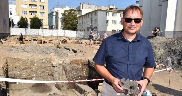 Ježek i koňská hlava: Archeologové našli v Ostravě středověké poklady