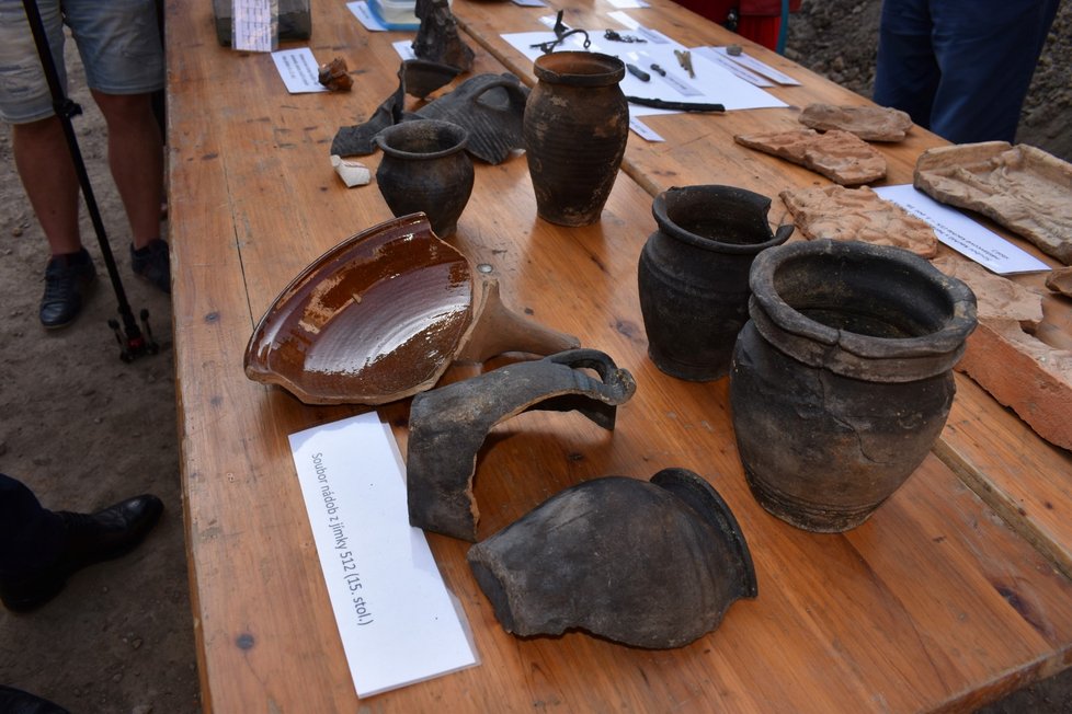 Nejcennější nálezy archeologického průzkumu: zbytky kachlů, sklenic i kovových nástrojů.