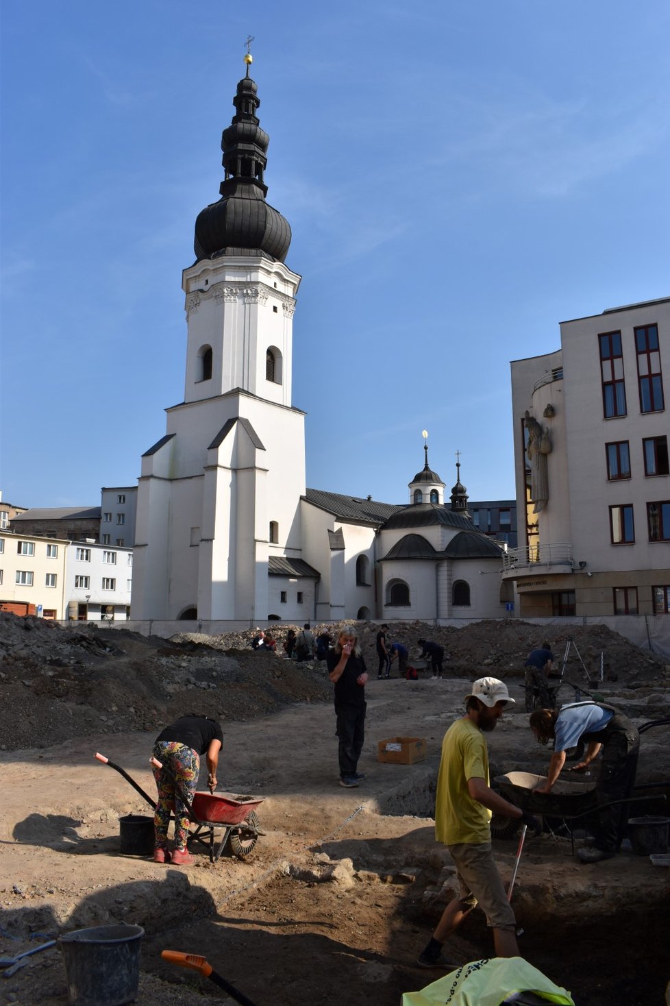 Archeolgický průzkum probíhá na Kostelním náměstí.