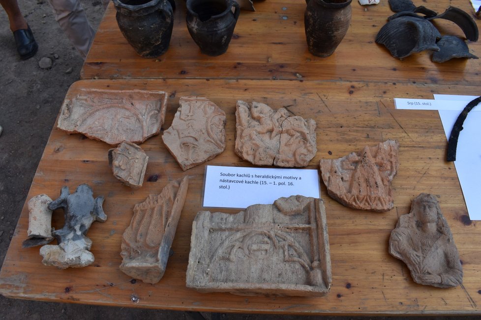 Nejcennější nálezy archeologického průzkumu: zbytky kachlů, sklenic i kovových nástrojů.