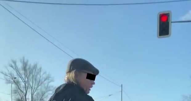 Podivín (66) se v Ostravě bezdůvodně dobýval do auta slečny Karolíny (24). Ta si ho natočila na mobil.
