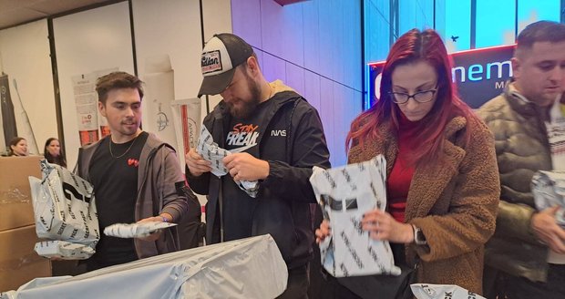 Nákupní adrenalin naslepo teď funguje v obchodním centru Nová Karolina v Ostravě. Dorazilo tam 10 tun ztracených balíčků. Lidé se v nich přehrabují a doufají v dobrý "kauf."