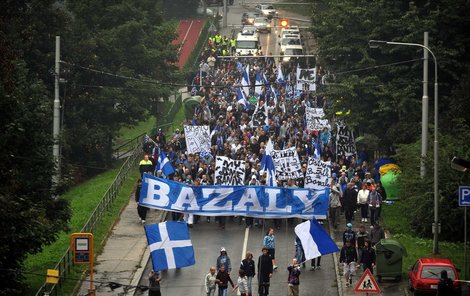 Ostravští fanoušci pochodují směrem k Bazalům.