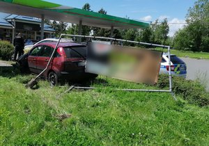 Zfetovaný šílenec (33) v Ostravě házel betonovým blokem na cizí auto a ujížděl policistům.