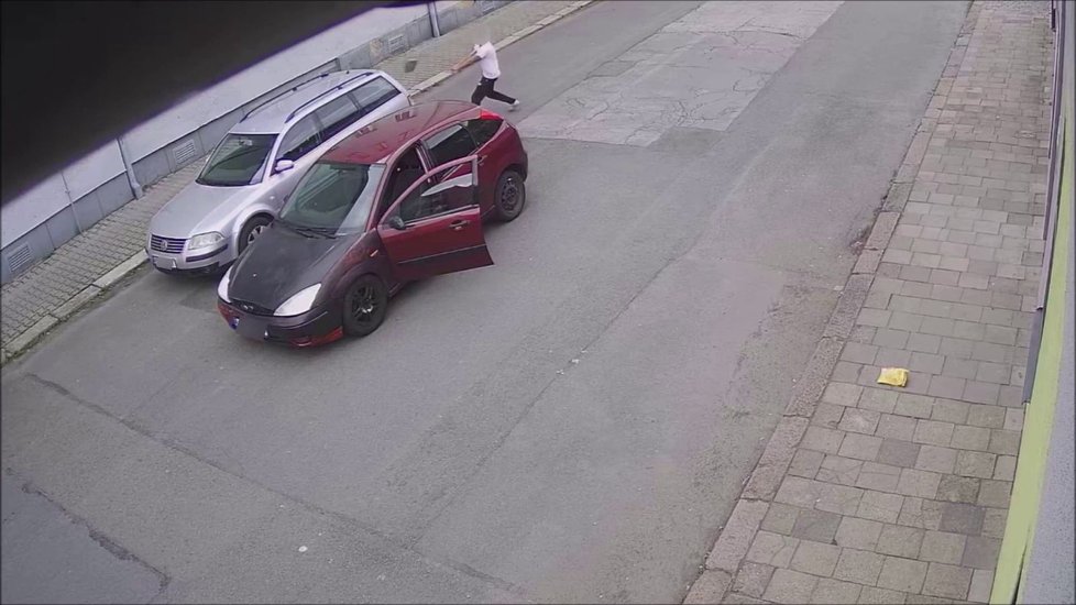 Zfetovaný šílenec (33) v Ostravě házel betonovým blokem na cizí auto a ujížděl policistům.