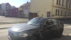 Pražáky v Ostravě asi nemají rádi: Michal našel ve svém BMW zaseknutý krumpáč