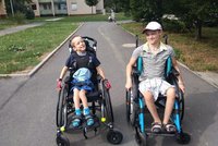 Bratři bojují s raritní nemocí: Tomáš (25) a Kuba (15) potřebují auto