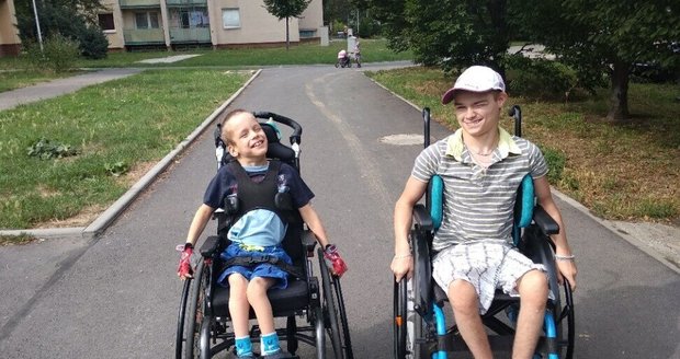 Bráchové Tomáš (25) a Kuba (15) Kunstovi z Ostravy trpí vzácnou genetickou poruchou, kterou lékaři odhalili až po letech. Ztrácejí schopnost pohybu. Potřebují auto, kam se vejdou invalidní vozíky.