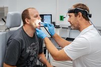 Chrápání a apnoe řeší v Ostravě roboti: Jakubovi (34) řezali jazyk a předělali patro!