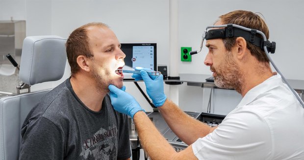 Jakub Hájek s lékařem Jakubem Syrovátkou.