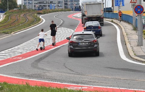 Past na cyklisty v Ostravě: Navedli je mezi auta! Krev na červené nebude vidět