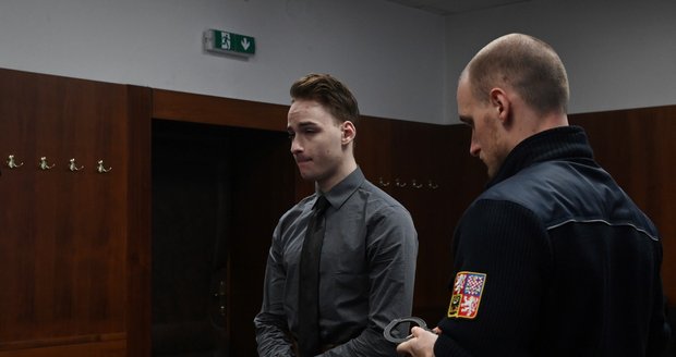 Před vrchním soudem stanul dvacetiletý Daniel Gregor obžalovaný z loupežné vraždy, 29. října 2025, Olomouc. Podle obžaloby po banální slovní roztržce ubil muže, který se vracel ze zaměstnání. Ostravský krajský soud mu uložil 16,5 roku vězení.