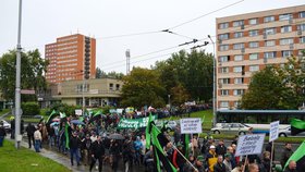 Demonstrace horníků proti zavření dolu Paskov se účastnily asi dvě tisícovky lidí
