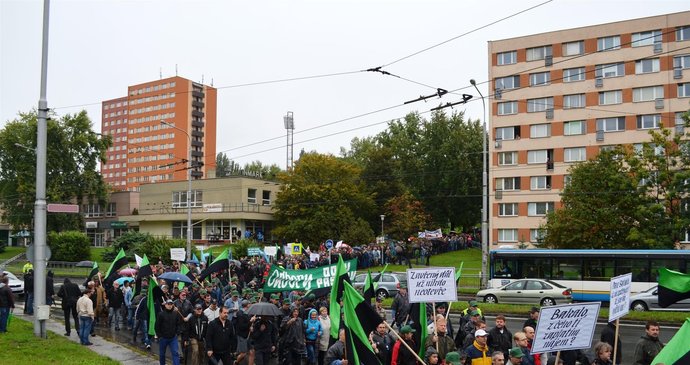 Demonstrace horníků proti zavření dolu Paskov se účastnily asi dvě tisícovky lidí