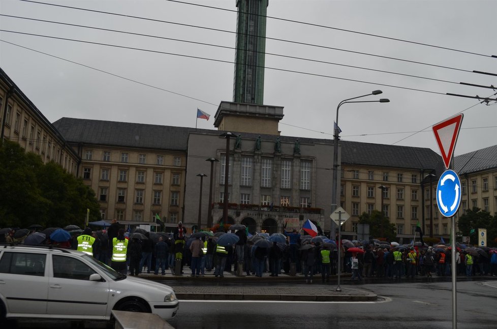 Dav horníků prošel Ostravou aby vyjádřil nesouhlas s managamentem OKD a majitelem Zdeňkem Bakalou.