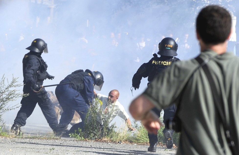 24. srpen 2013 v Ostravě: Protiromský pochod zde přerostl v pouliční válku
