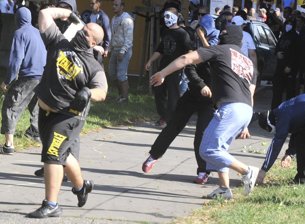 Protiromská demonstrace v Ostravě: Radikálové se pustili do bitky s policejními těžkooděnci