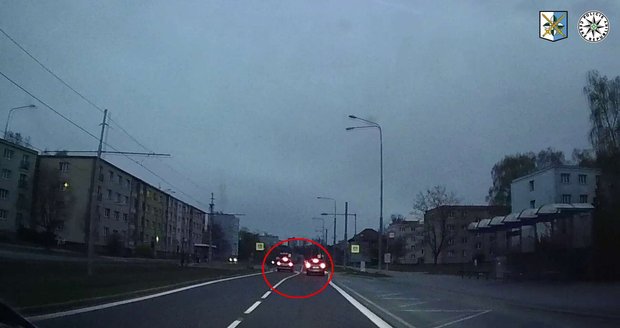 Dívka (11) vběhla v Ostravě na přechodu přímo před auta. Dívka (11) vběhla v Ostravě na přechodu přímo před auta.