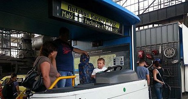 Ve Světě techniky si můžete klidně i vyzkoušet, jak se řídí autobus...