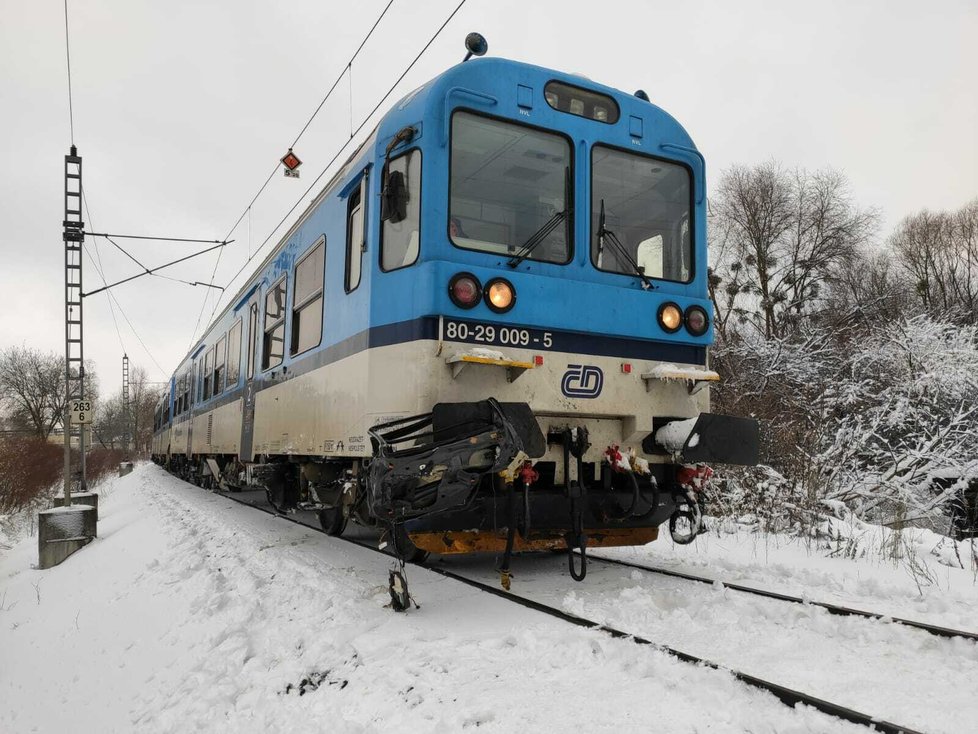 Při nehodě osobního auta a vlaku na přejezdu v Ostravě zemřely dvě děti