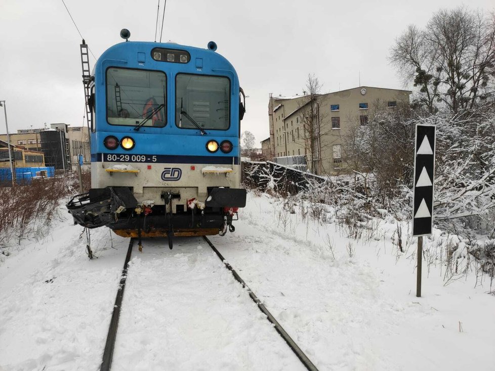 Při nehodě osobního auta a vlaku na přejezdu v Ostravě zemřely dvě děti