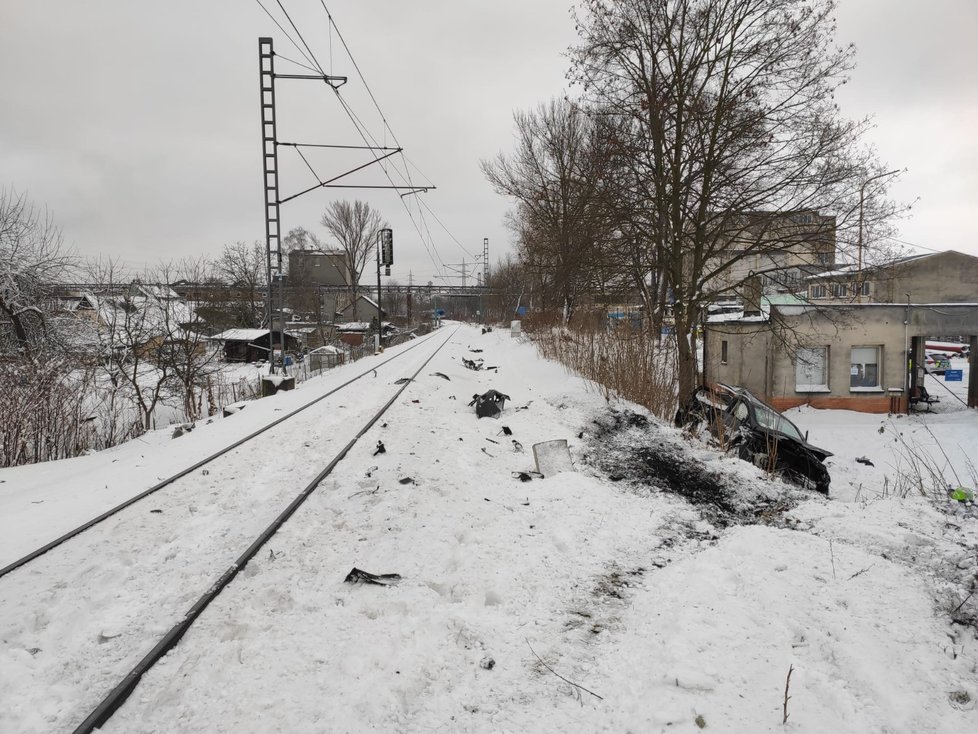 Při nehodě osobního auta a vlaku na přejezdu v Ostravě zemřely dvě děti.