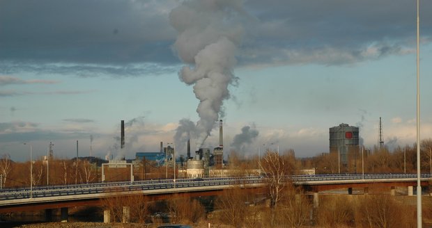 Zakouřená Ostrava. Podle některých ukazatelů má Ostravsko nejhorší ovzduší v Evropě. Limity škodlivin jsou zde dvě stě dní v roce překračovány