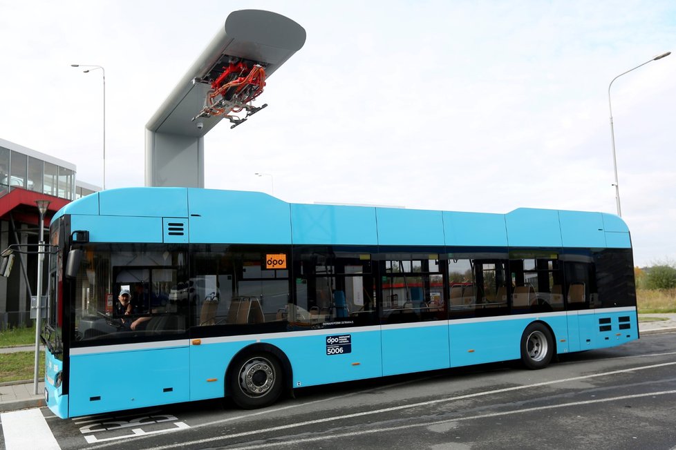 Dopravní podnik Ostrava (DPO) zahajuje provoz dvou elektrobusů s technologií takzvaného ultrarychlého dobíjení. 