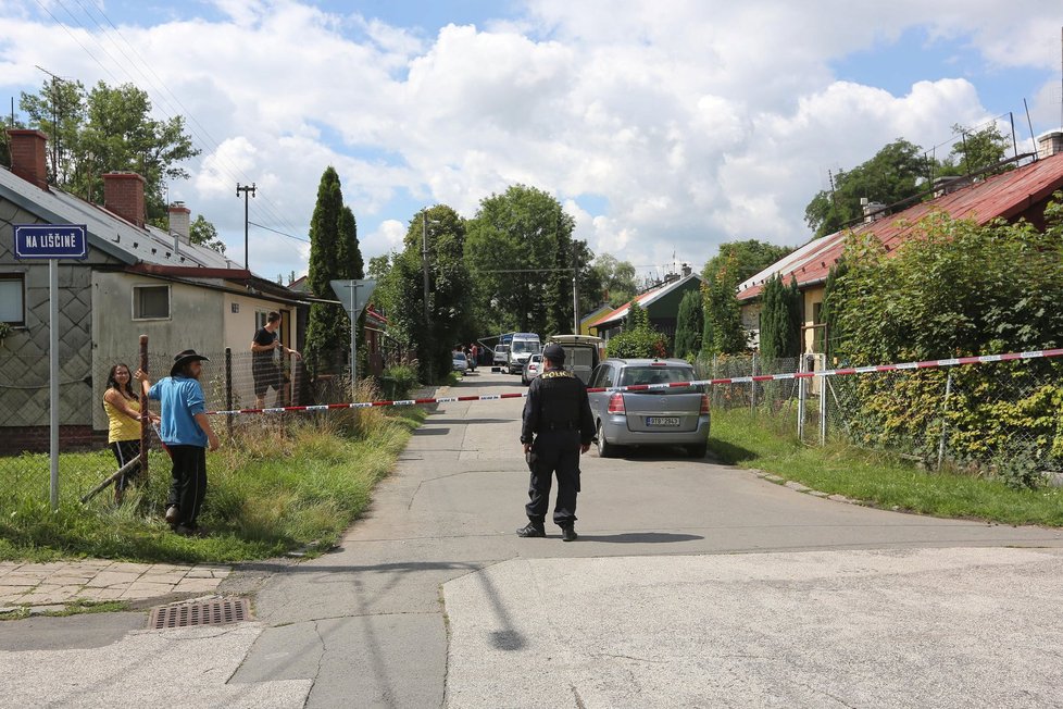 Policisté vyšetřují střelbu na exekutory v Ostravě.