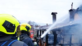 Tragédie nedaleko Ostravy: Při požáru chatky uhořel muž!