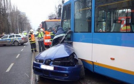 Takto se tramvaj »zakousla« do modrého seatu. Řidič prostě nemohl přežít...