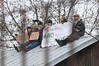 Boj o Bedřišku: Demolici domů brání vlastním tělem! Osady se zastal i prezident