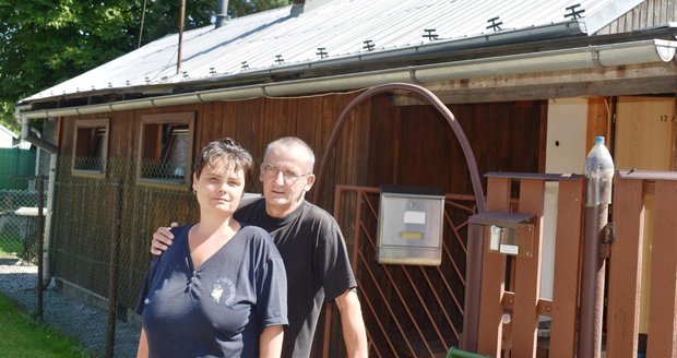 Dobrovolně nejdeme, říkají manželé Štanglerovi. Společně tu bydlí už 26 let. (srpen 2025)