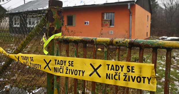 Poslední z domků určených k demolici v této vlně, brání vlastním tělem aktivisté.