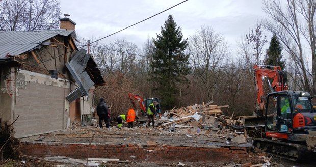 S bouráním domu, který v kolonii Bedřiška v Ostravě bránili aktivisté vlastním tělem, začali dělníci brzy ráno. Zhruba za tři hodiny zbyla z domu jen suť.