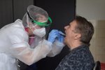 Zdravotníci odebírají vzorek na test na covid-19 nové klientce v Sanatoriu Klimkovice.