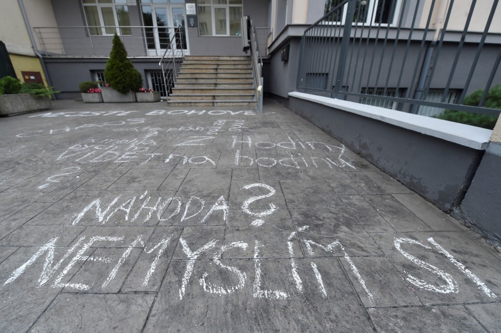 Protestní nápisy se objevily na zemi před ostravským sídlem krajské hygienické stanice v reakci na rozhodnutí hygieniků opětovně zpřísnit protikoronavirová opatření v Moravskoslezském kraji .