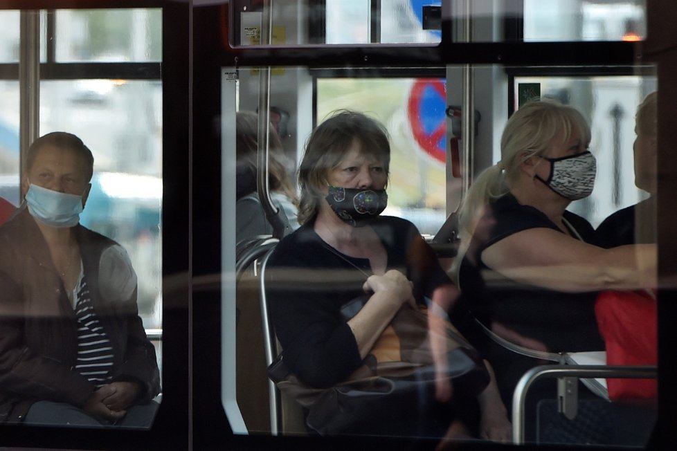 Cestující v tramvaji v Ostravě na snímku ze 17. července 2020, kdy začala v celém Moravskoslezském kraji kvůli přibývání případů nákazy koronavirem platit povinnost roušek v hromadné dopravě a vnitřních prostorách.